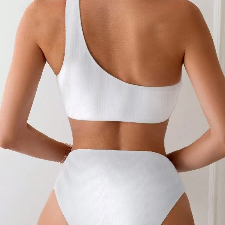 Dame bikini-sæt med asymmetrisk strop og elegant ringdetalje Stilla