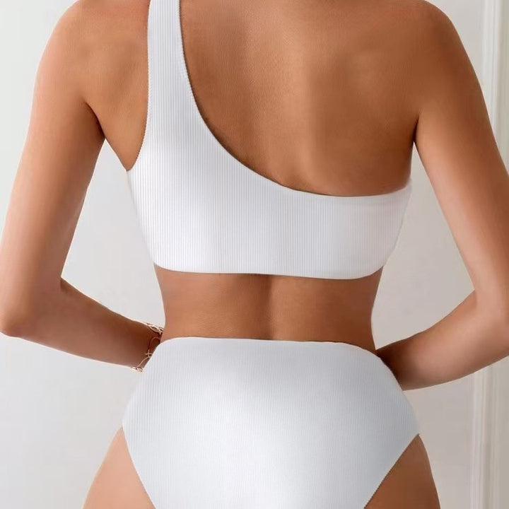 Dame bikini-sæt med asymmetrisk strop og elegant ringdetalje Stilla