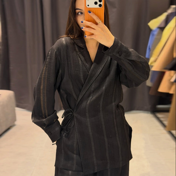 Kvinders sæt af stilfuld oversized blazer og bredskårne bukser