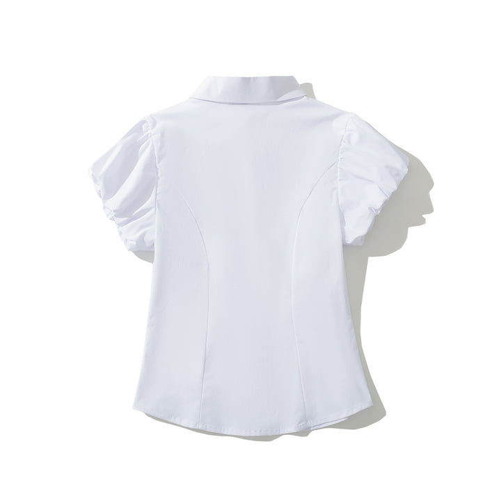 Femme Kortsleeve Bluse med knaplukning og puffærmer Stilla