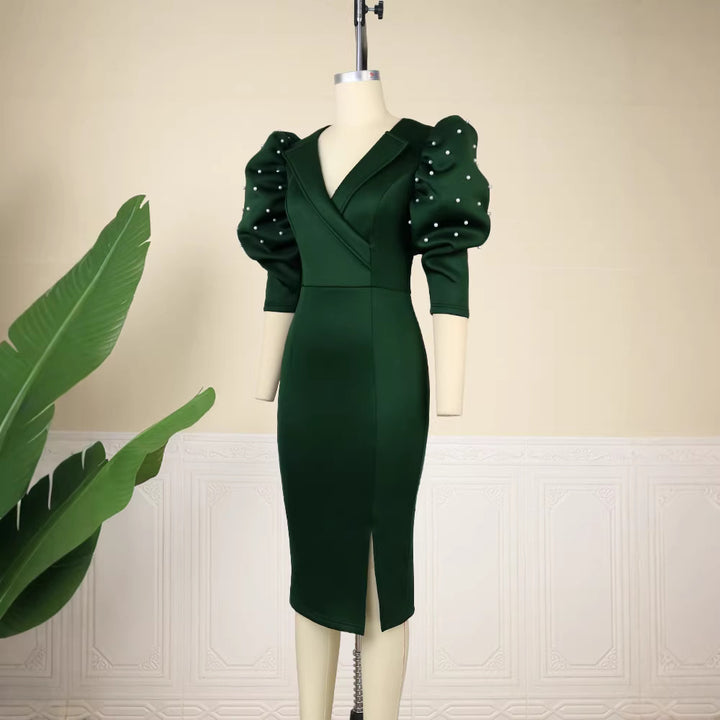 Dame figursyet kjole med elegante puffærmer og slids