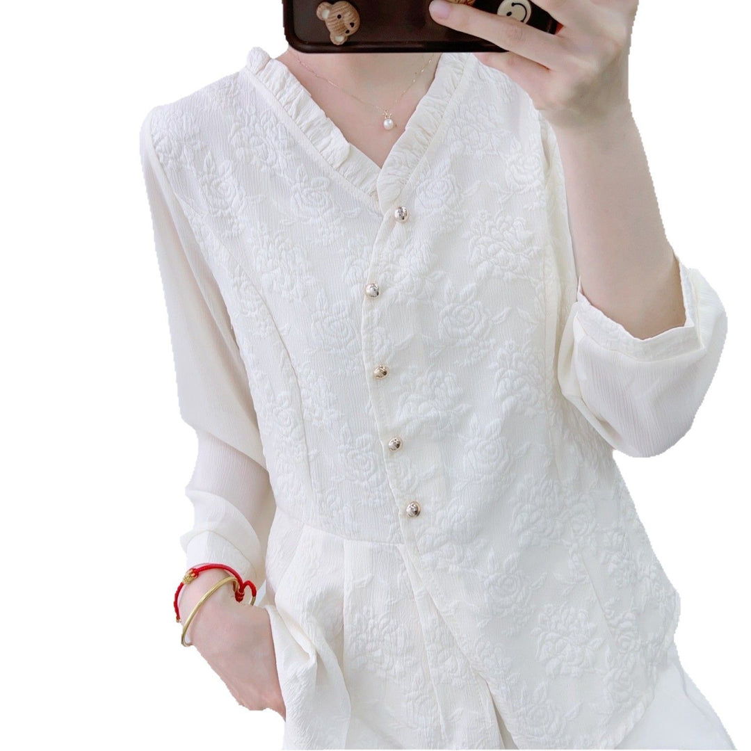 Damebluse med blomsterbroderi og elegante smykkeknapper Stilla