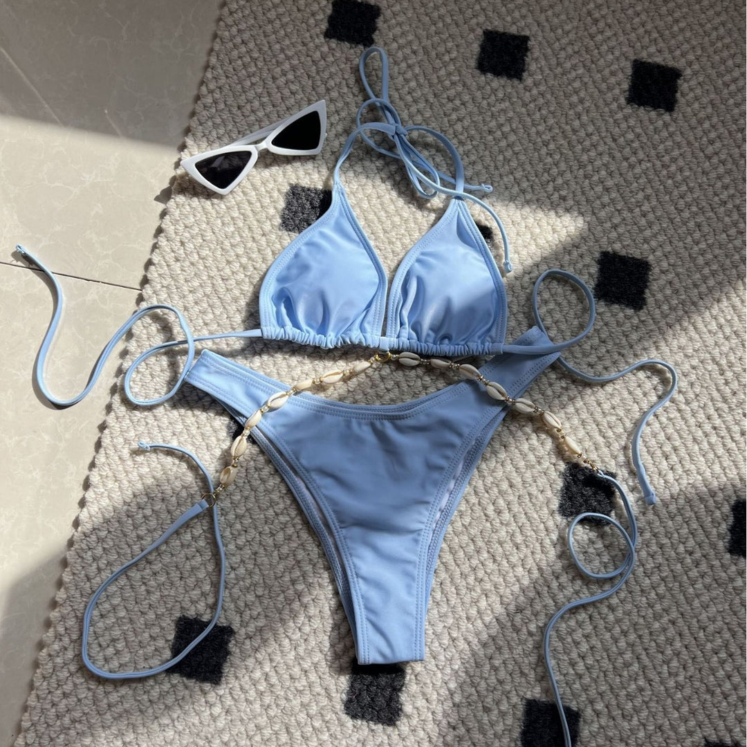 Dame triangel-bikini med dekorative muslingedetaljer og justerbare stropper Stilla