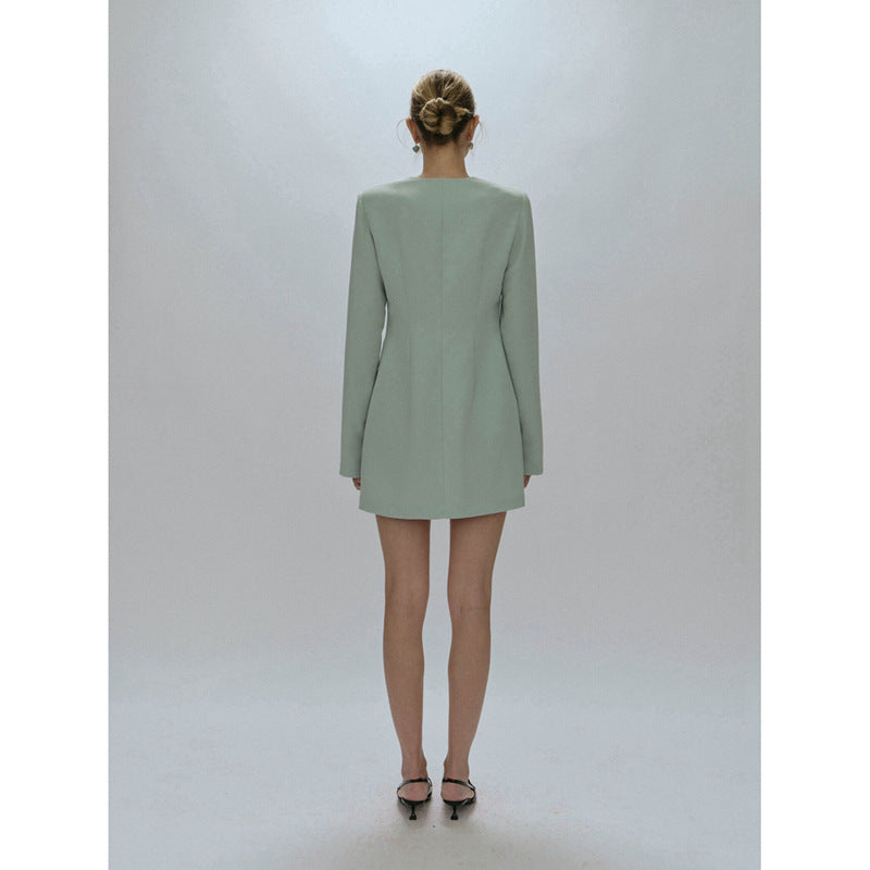 Kvindernes elegante blazer med knaplukning og minimalistisk silhuet Stilla