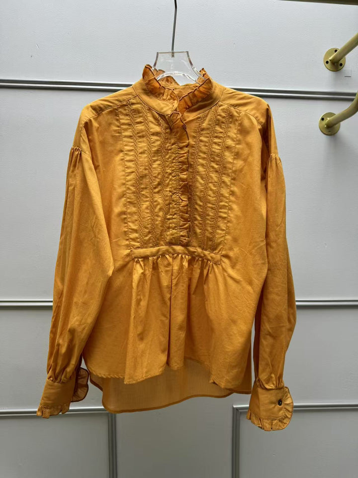 Damebluse med fine volants detaljer og elegante broderier Stilla