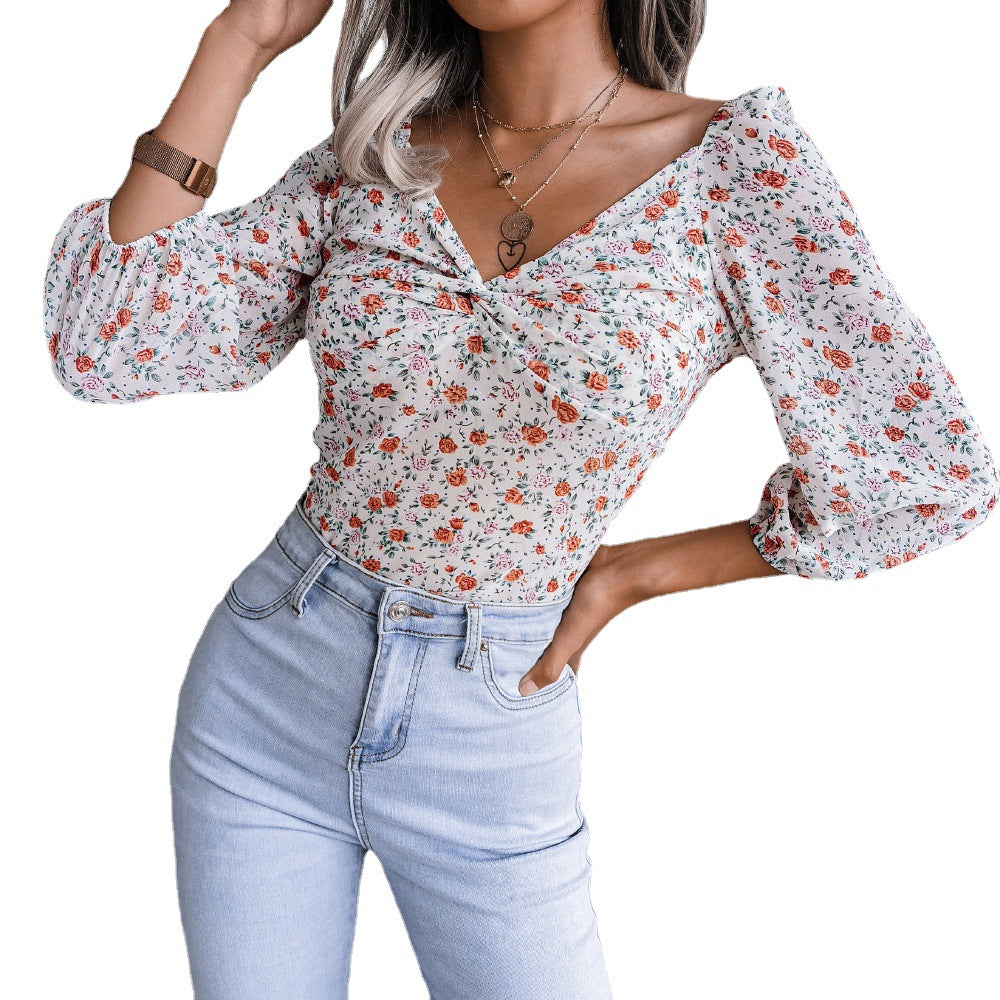 Damebluse med legende blomsterdesign og dekorativt knutedesign Stilla