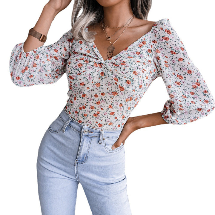 Damebluse med legende blomsterdesign og dekorativt knutedesign Stilla