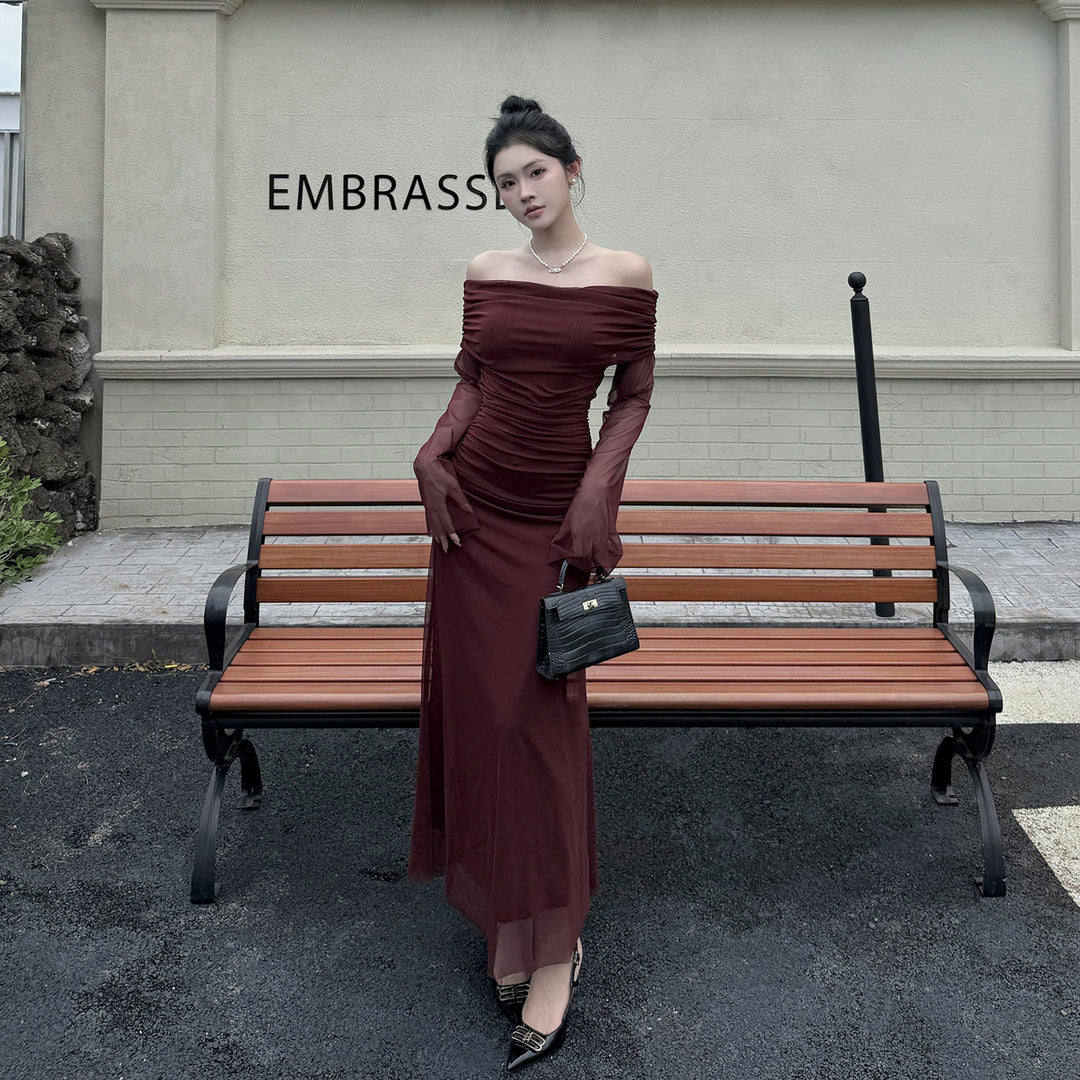 Kvinders Off-Shoulder Aftenkjole med Rynket Design og Lange Ærmer Skovae
