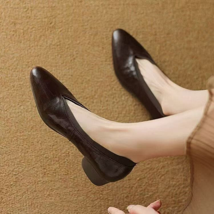 Dame elegante Pumps med moderigtigt V-udskæring og komfortabel blokhæl Stilla