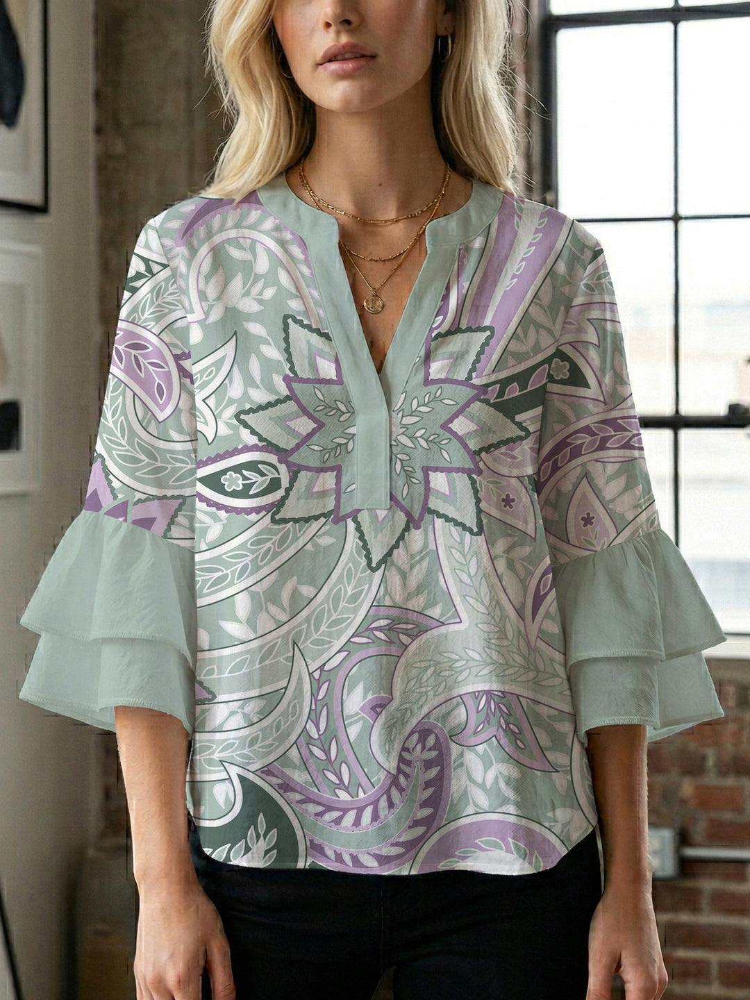 Dame bluse med voluminøse blondererm og kreativt floraldesign Skovae