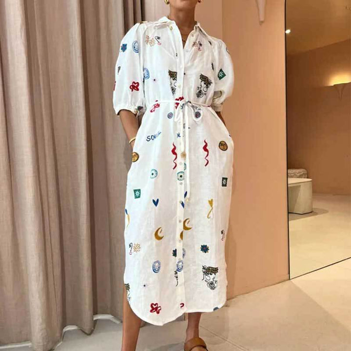 Kvindernes sommerkjole med farverig broderedesign Stilla