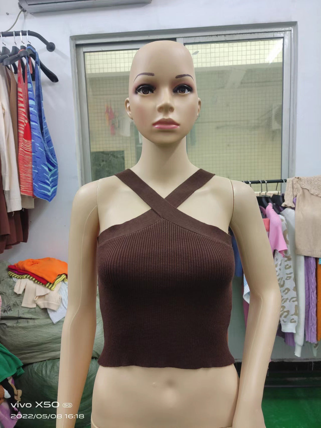 Dame Crop-Top med stilfuldt krydsbånddesign Skovae
