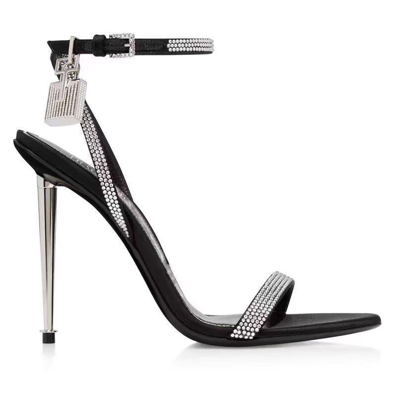Femme Strappy High Heeled Sandaler med elegant Metallic-detalje Stilla