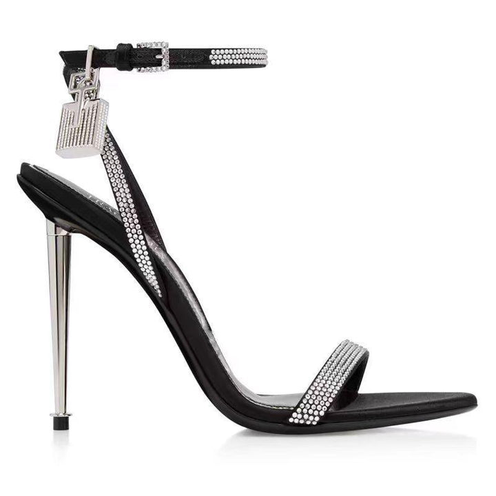 Femme Strappy High Heeled Sandaler med elegant Metallic-detalje Stilla