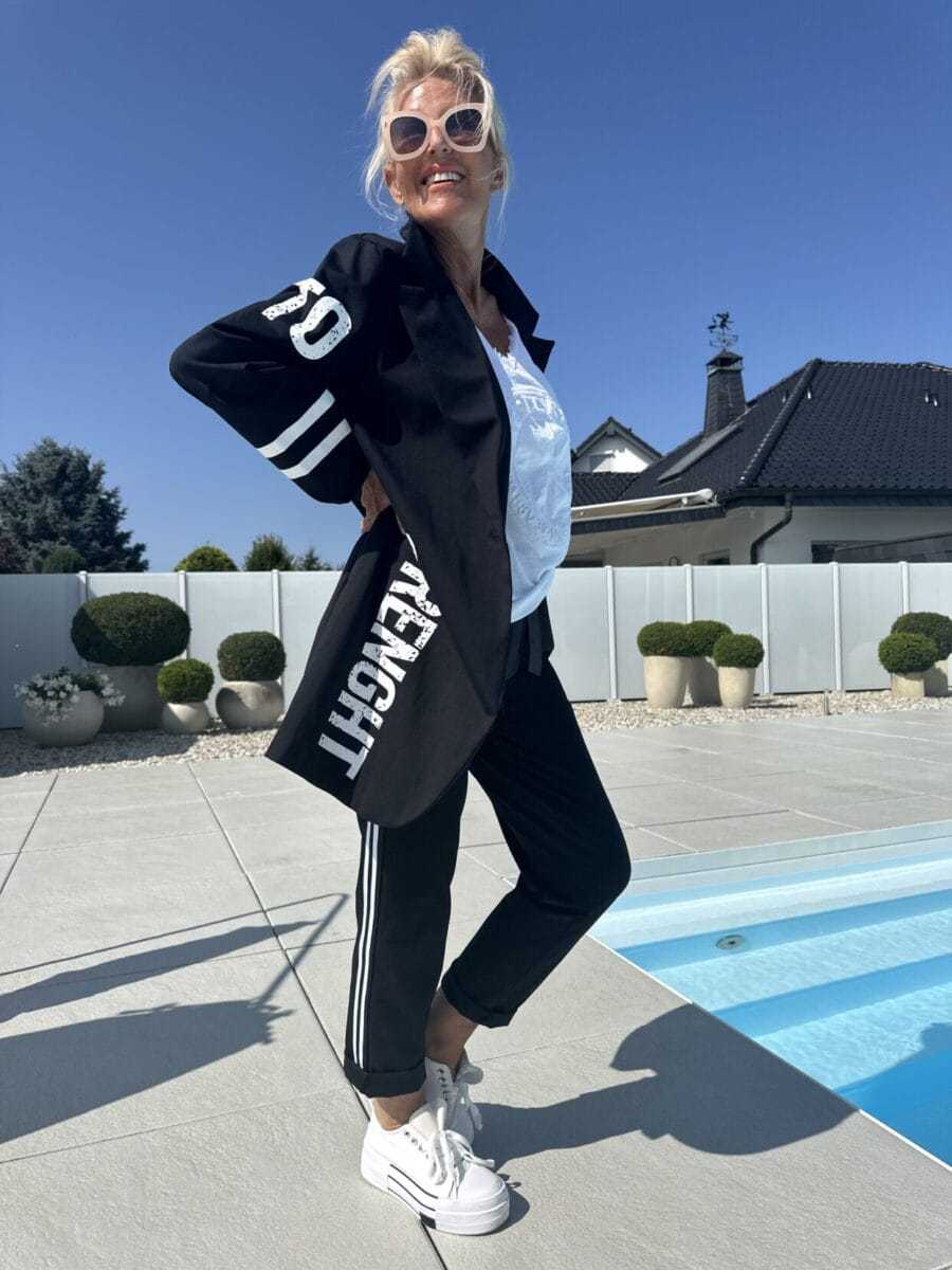 Kvinders afslappede trenchcoat med fashionable striber og stilfuld skrift Stilla