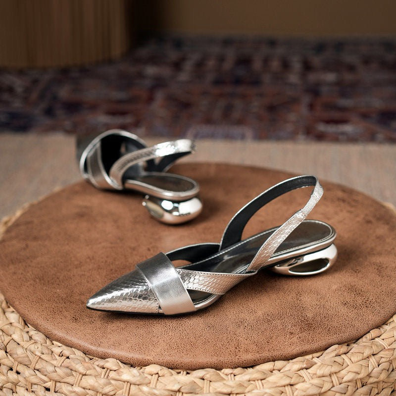 Femme Elegante Slingback-hæle med stilfulde metalliske accenter Stilla