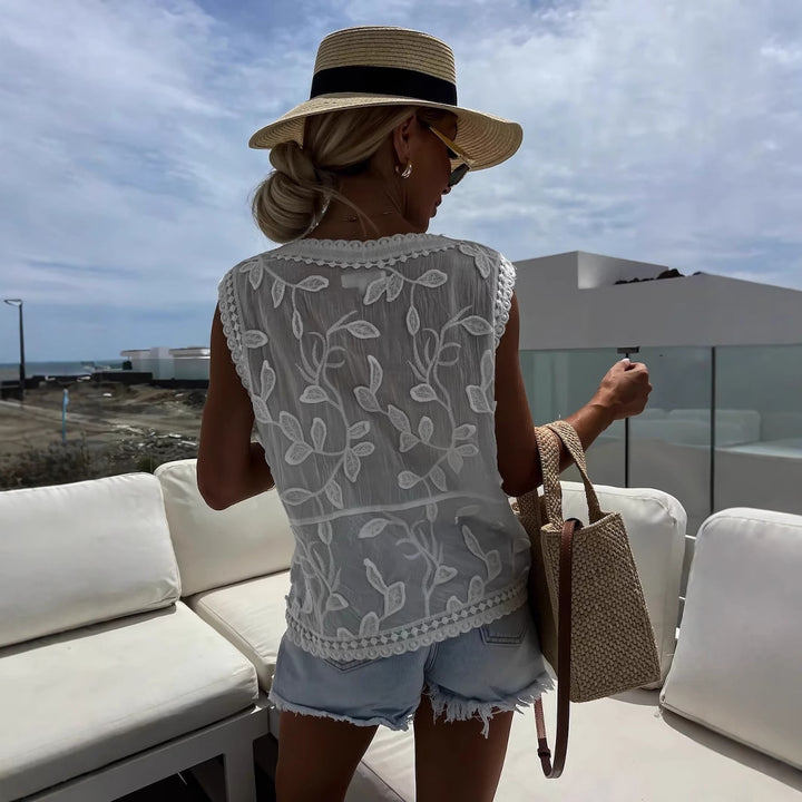 Dame spidsbluse med florale broderier og knapdetaljer Stilla