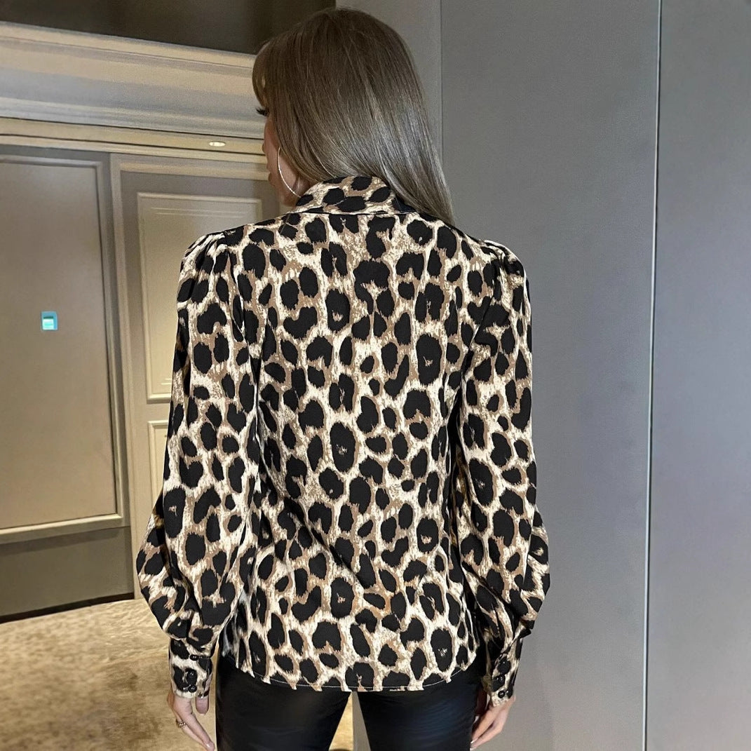 Damebluse i moderne leopardmønster med flæseærmer Stilla