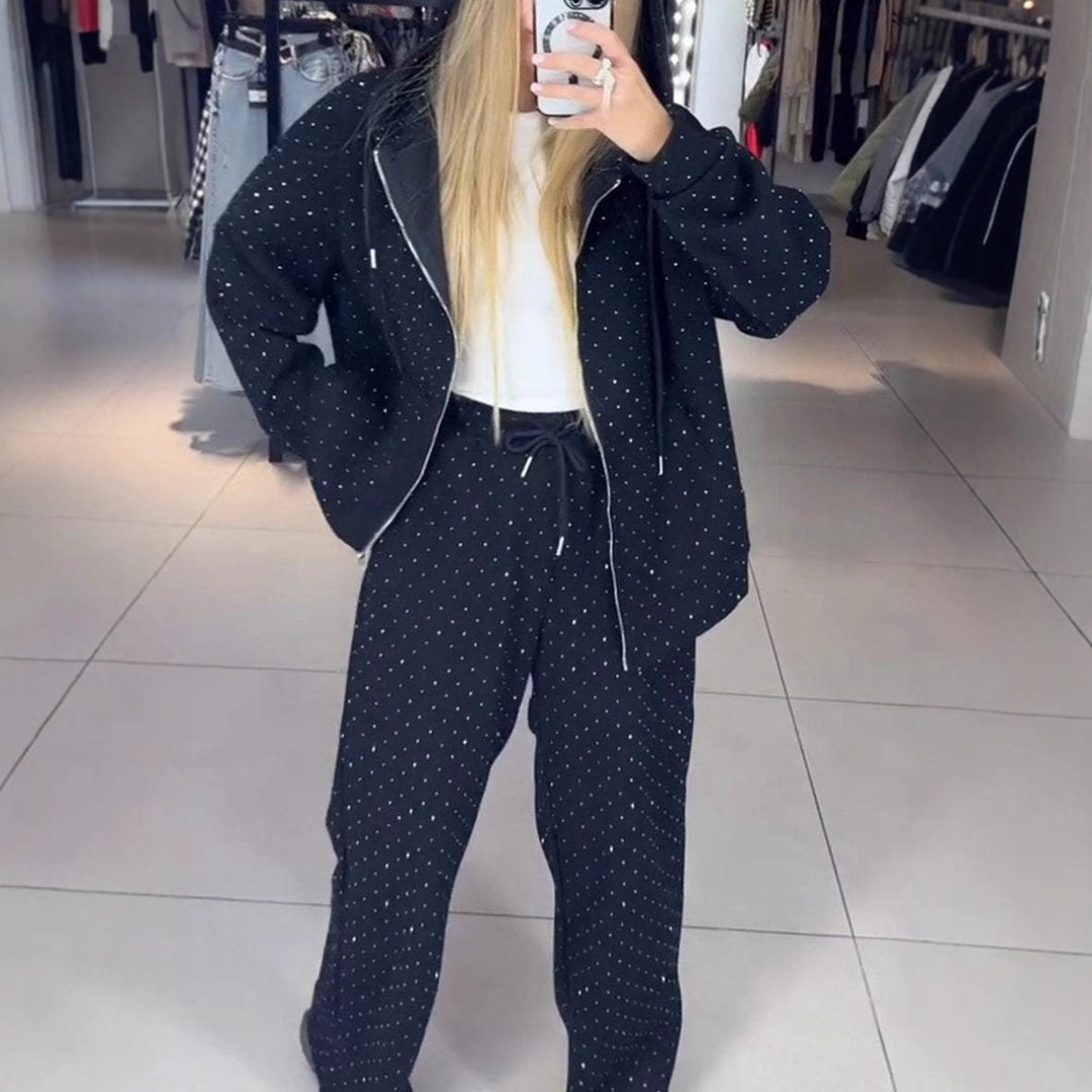 Dame afslappet sportjakke med hætte og moderne polka-dot design Stilla