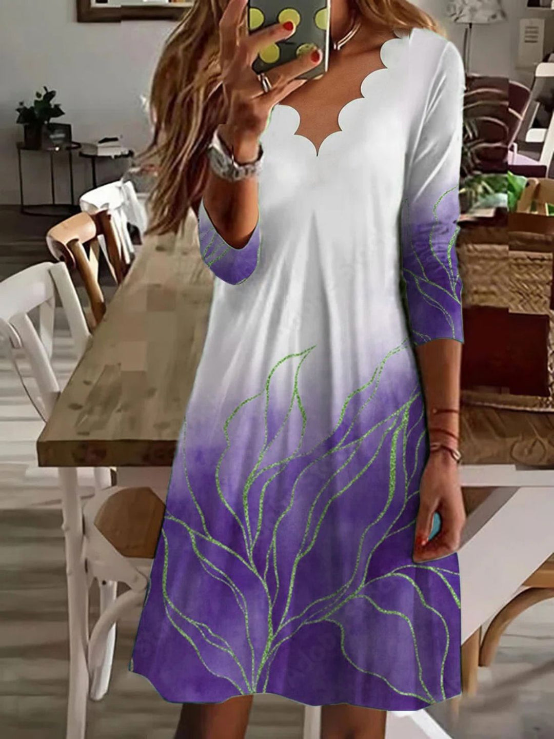 Dame Strandkjole med elegant V-hals og blomstret design Stilla