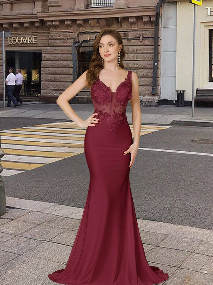 Kvinder Elegant Aftenkjole med Sofistikerede Blonde Detaljer og Figur-Fast Silhuet