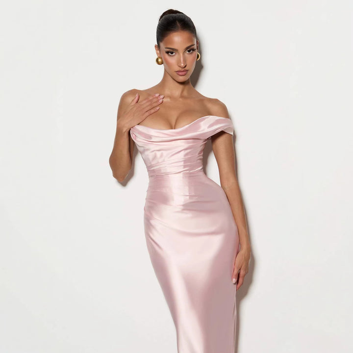 Dame Elegant Aftenkjole med Off-Shoulder Design og Flydende Satin