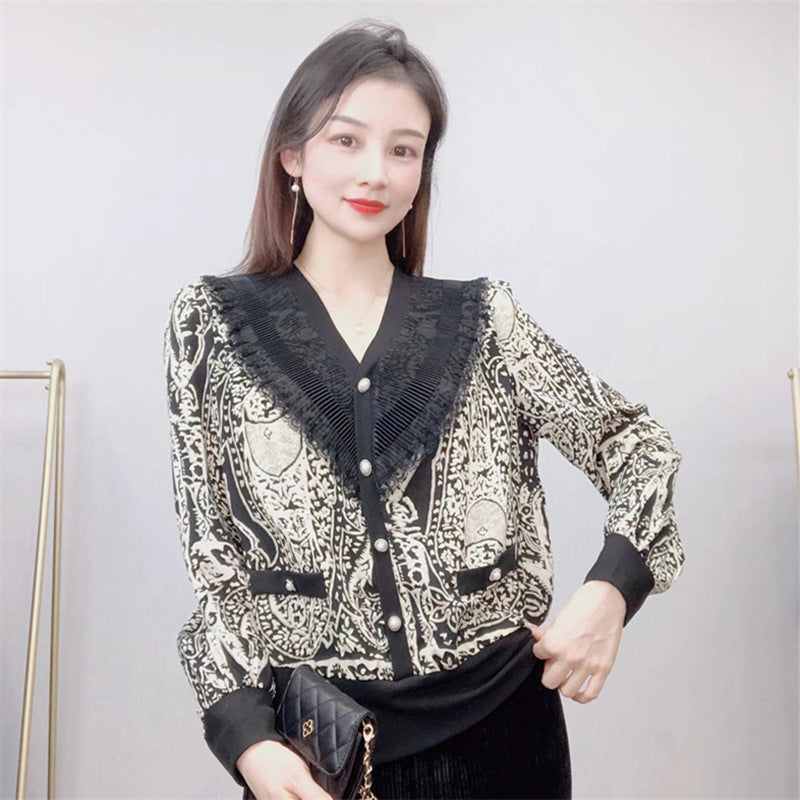Damebluse med unik spidskrave og elegant tryk Stilla