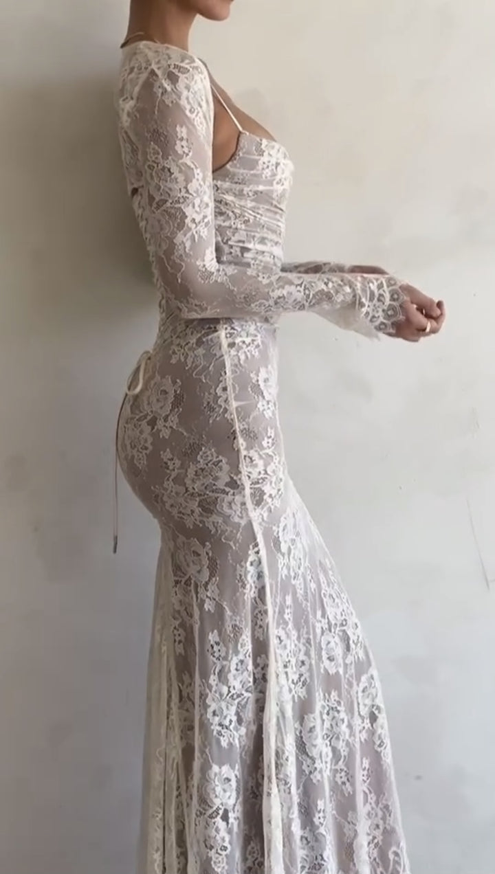Kvinders Blonde Maxi Kjole med Elegante Ruffles Detaljer og Dybt Slids