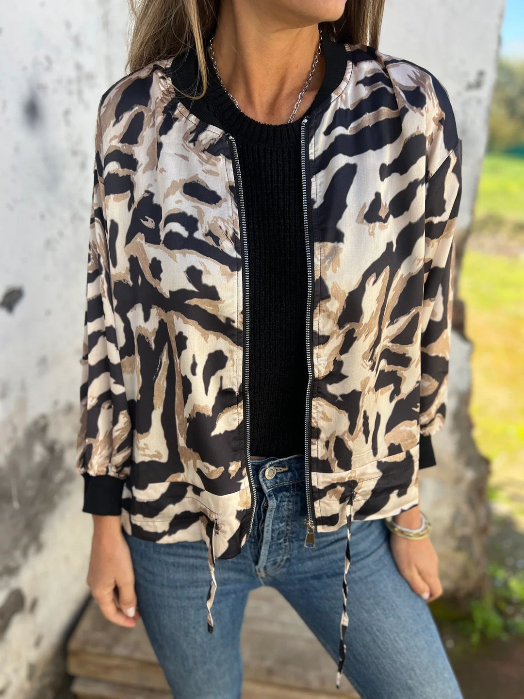 Dame fritidsjakke i trendy dyreprintdesign med elastiske manchetter Stilla