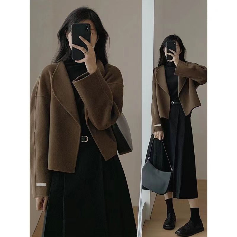 Dame Fashion Kort Jakke med Chic Snit og Detaljerige Sømmene Skovae