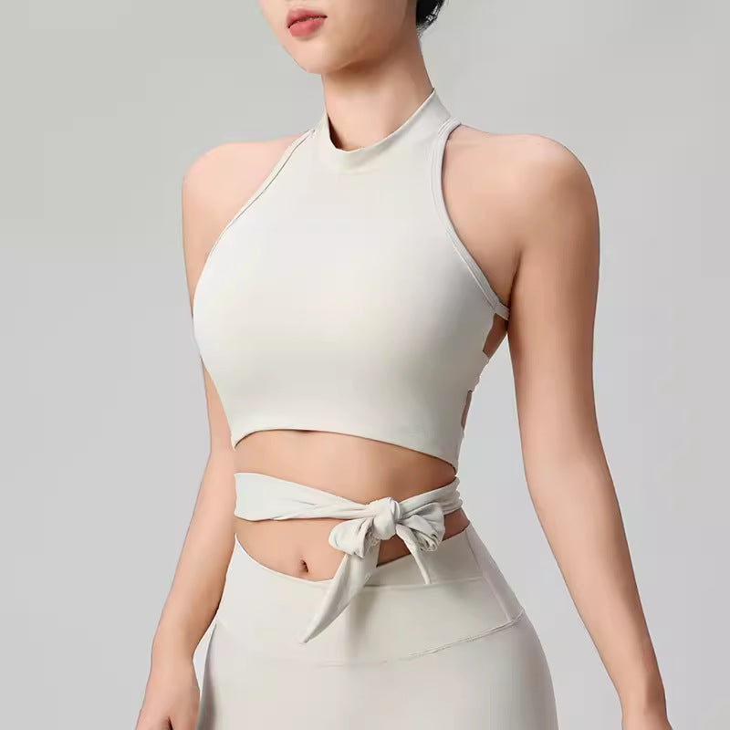 Dame Sporty Crop-top med innovativt rygdesign og justerbar bindedetalje Stilla