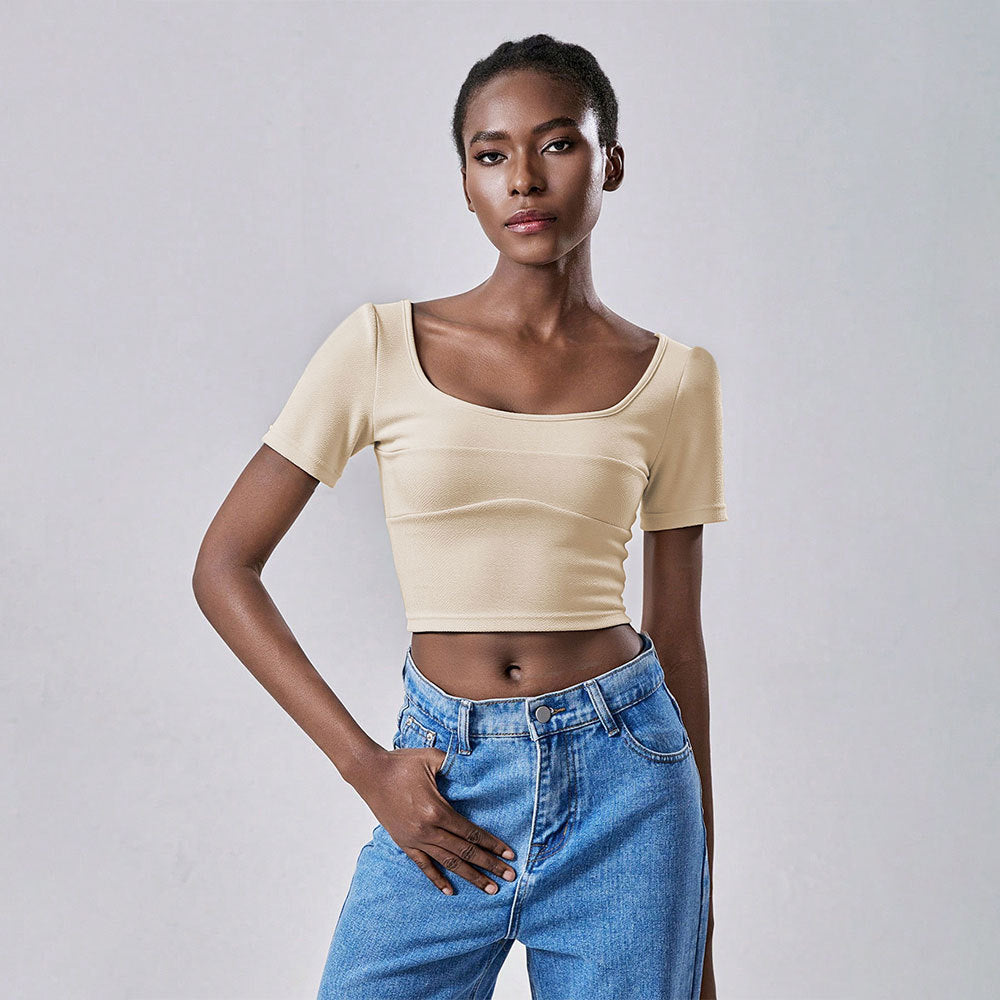 Kvinders cropped T-shirt med elegant firkantet halsudskæring og korte ærmer Stilla