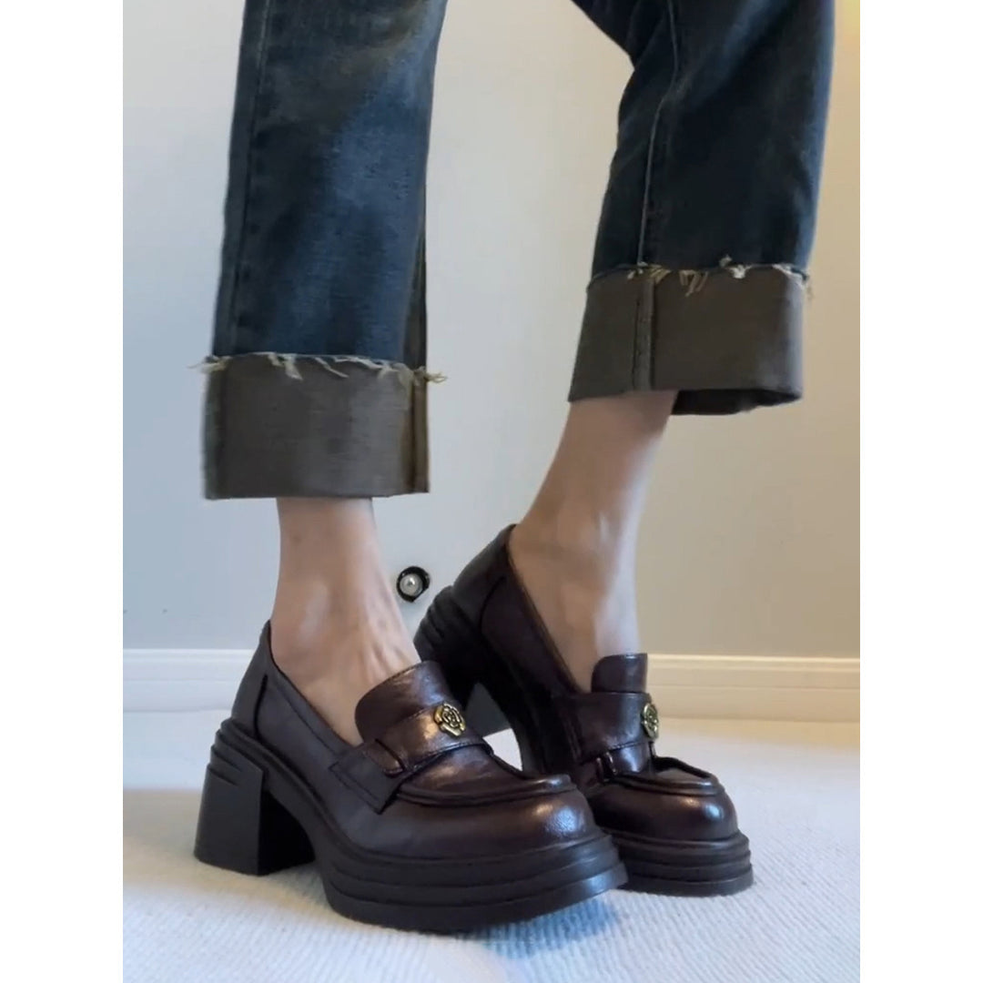 Dame Chunky Heel Slipper med dekorativt emblem Stilla