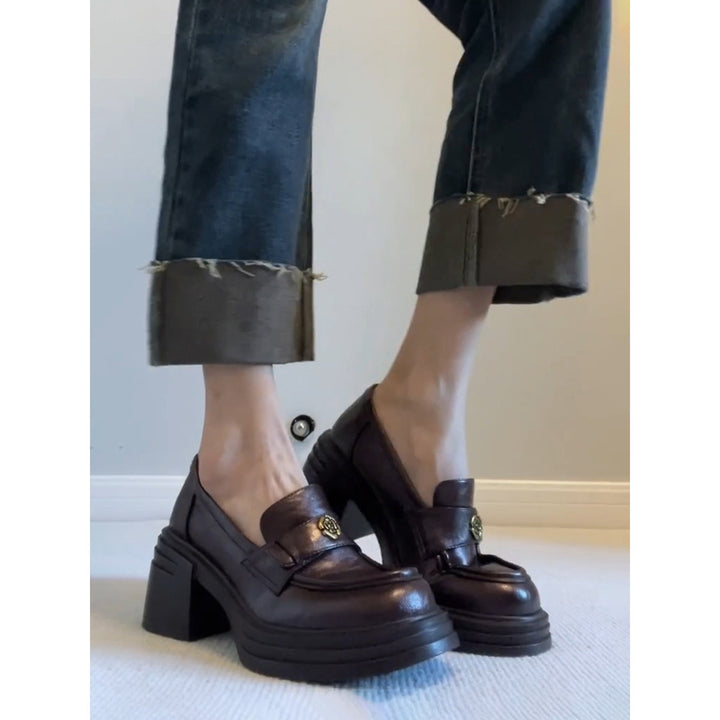 Dame Chunky Heel Slipper med dekorativt emblem Stilla