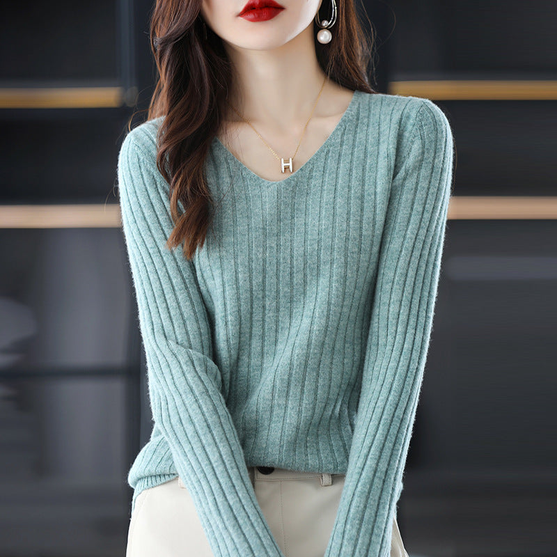 Kvinders strikket sweater med fin ribstruktur og V-hals