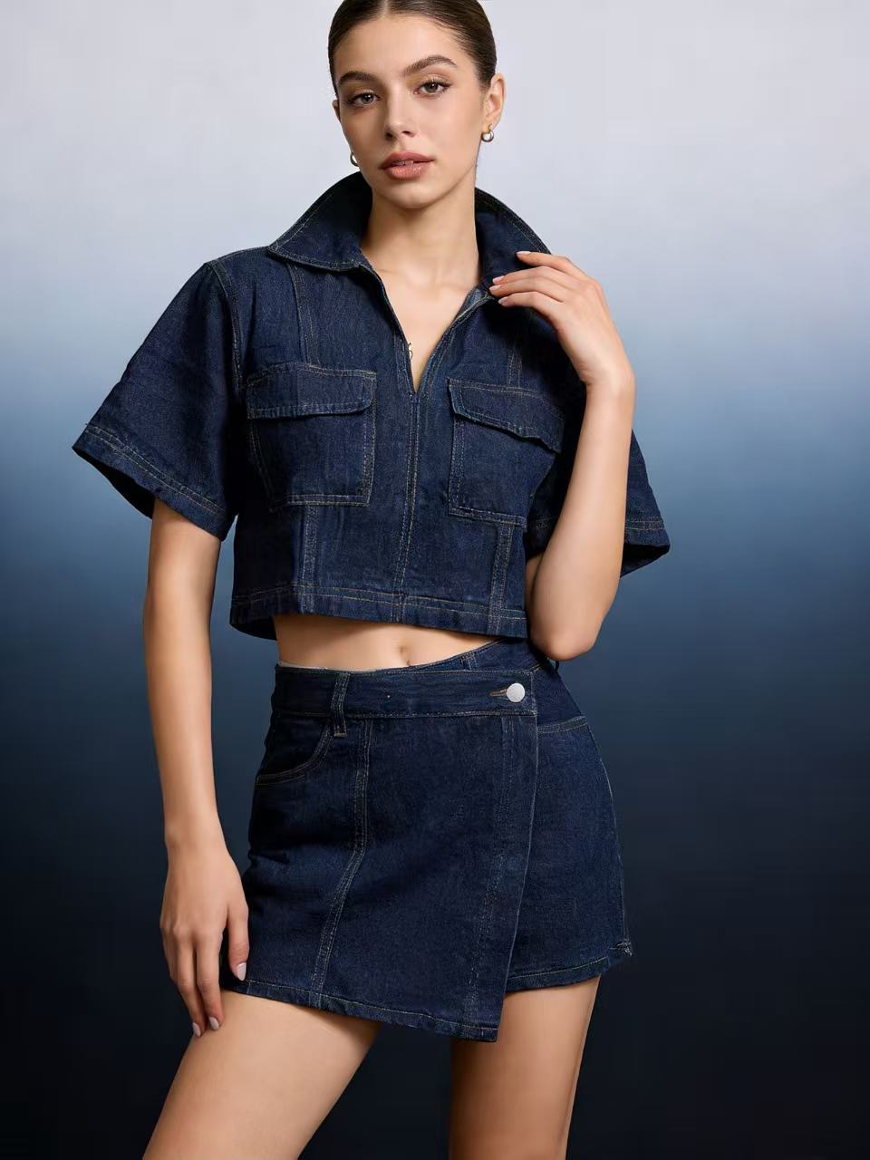 Dame stilfuld cropped skjorte med påsyede lommer og afslappede shorts Skovae