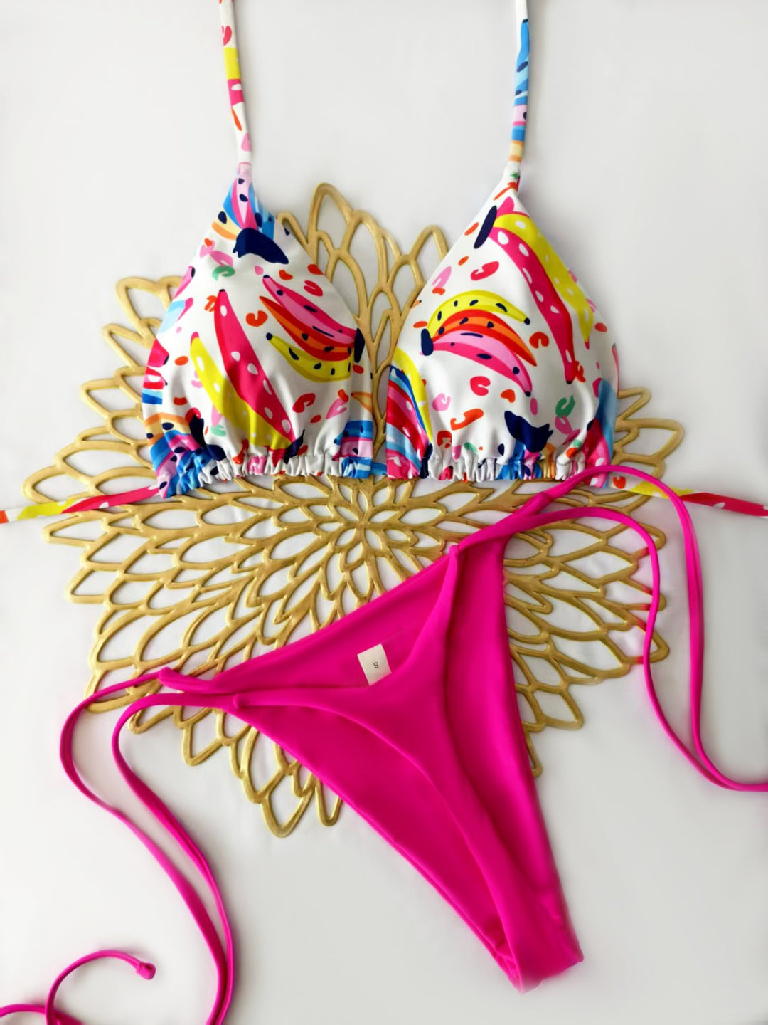 Dame bikini-sæt med farverigt frugtmønster og sidelæns knude Skovae