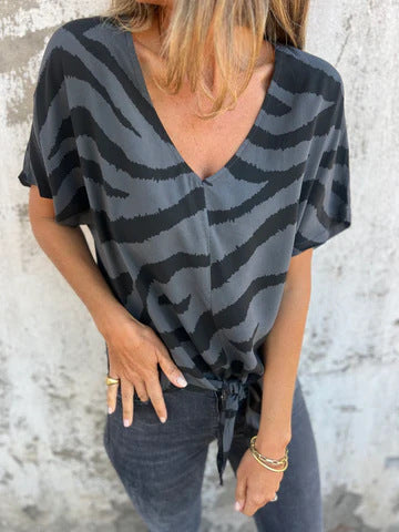 Dame kortærmet bluse med modent knude-detail og unikt zebra-tryk Stilla