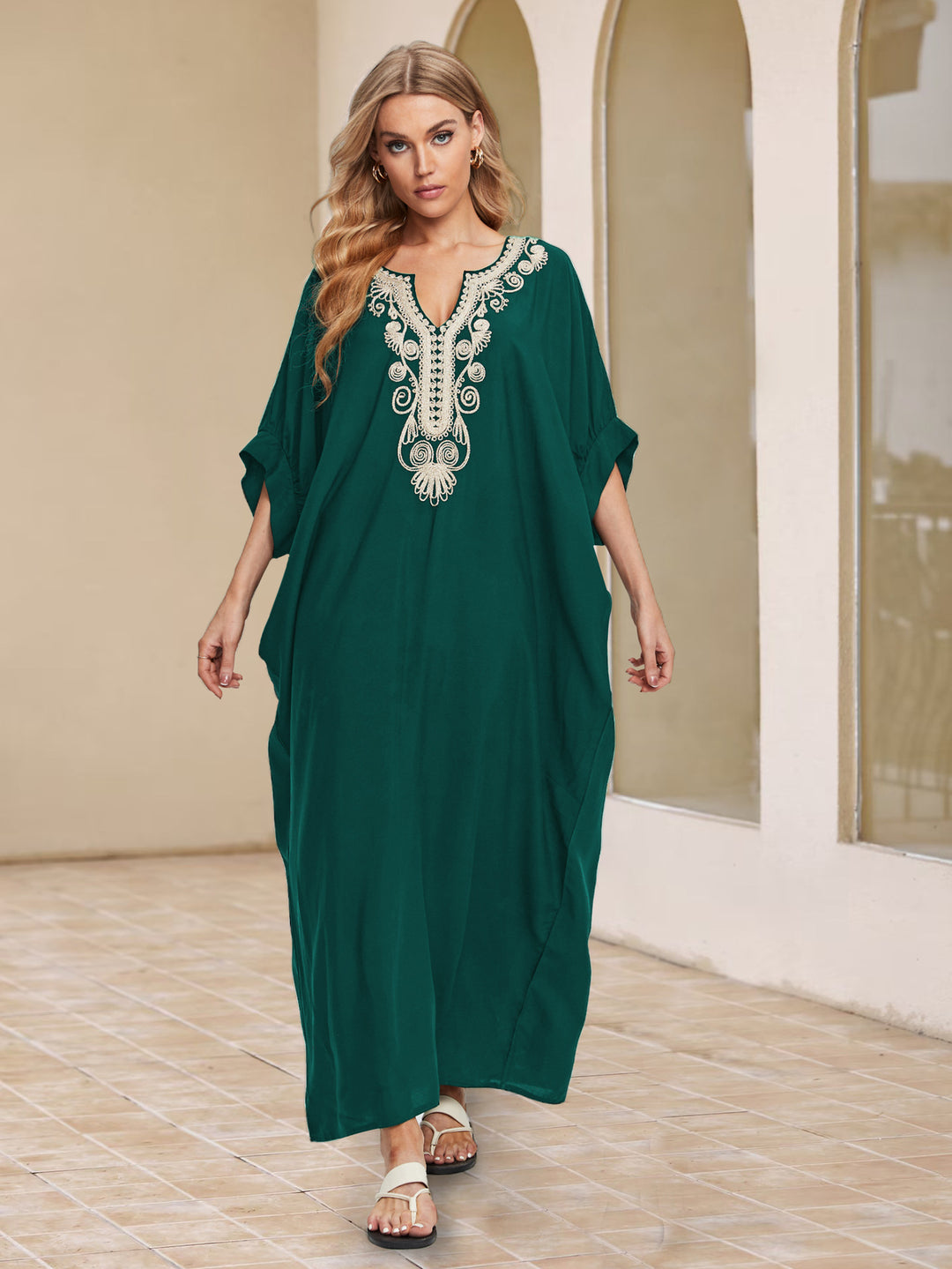 Dame kaftan med kunstnerisk broderi og elegant V-udskæring Stilla
