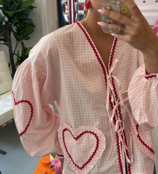 Damebluse med hjerter og flæsedetaljer Stilla