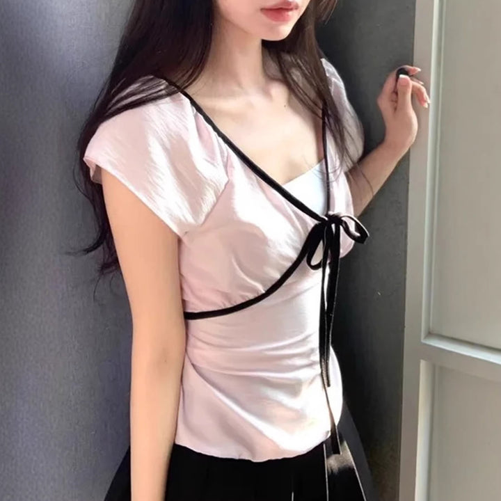 Damebluse med ruffles og justerbart bælte Skovae