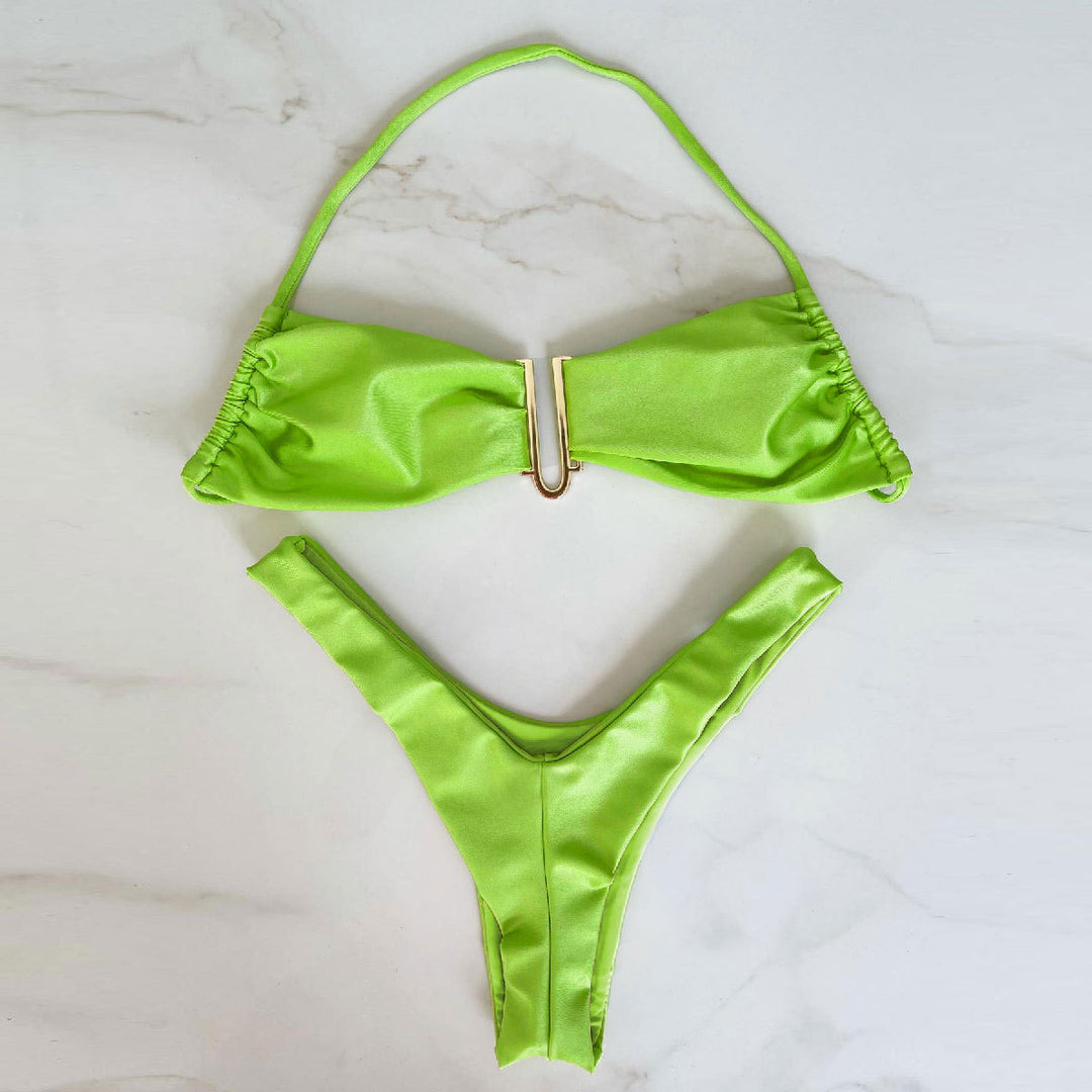 Dame bikini-sæt med skinnende snit og elegant spænde-applikation Stilla