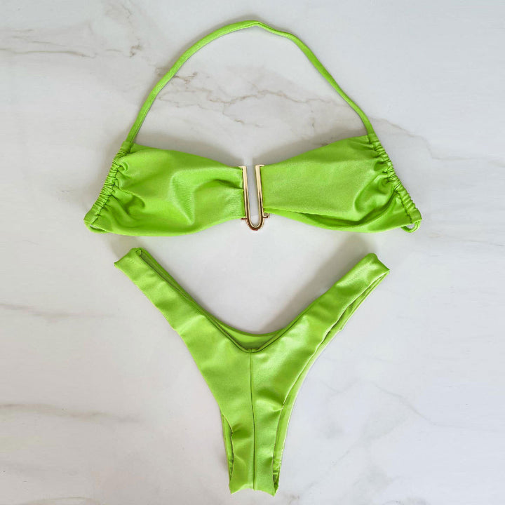 Dame bikini-sæt med skinnende snit og elegant spænde-applikation Stilla