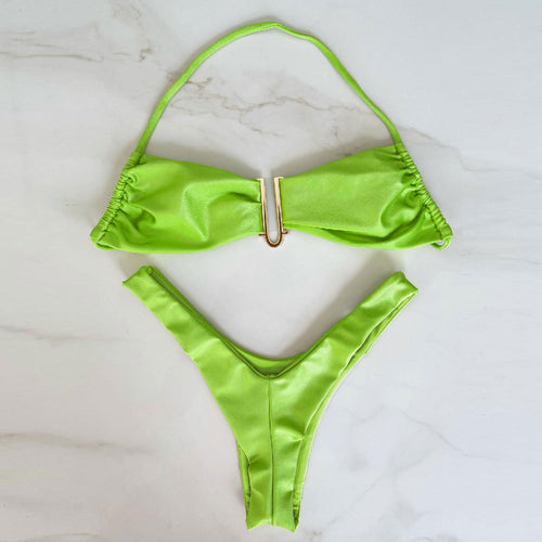 Dame bikini-sæt med skinnende snit og elegant spænde-applikation Stilla