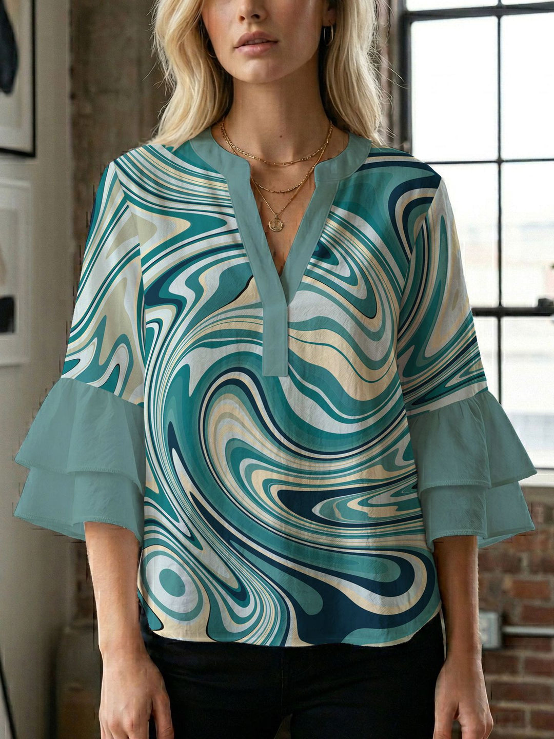 Dame bluse med voluminøse ærmer og kreativt trykdesign Skovae
