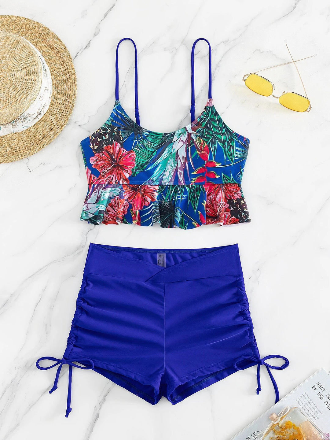 Dame bikiniset med blomster top og sporty shorts Stilla