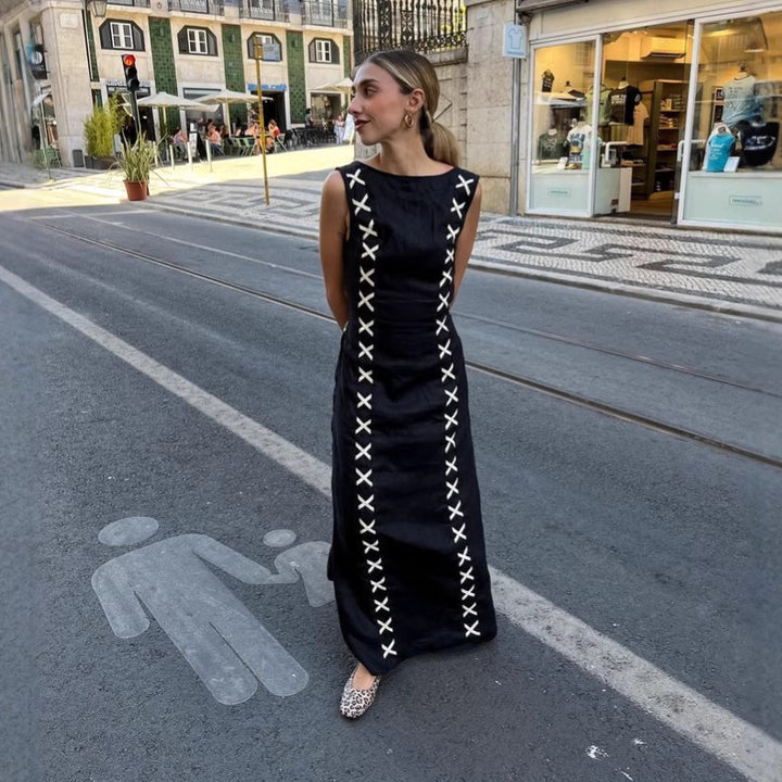 Dame maxikjole med raffinerede broderidetaljer og elegant snit Stilla