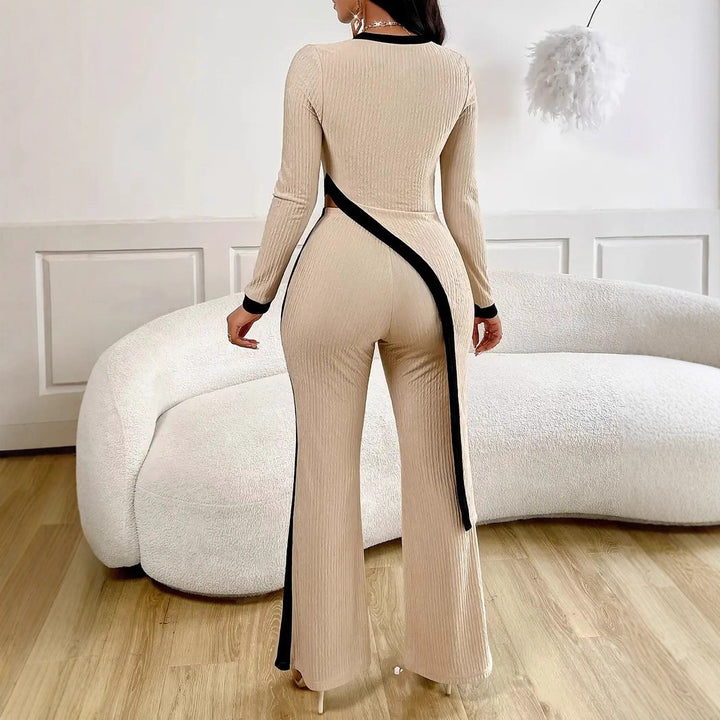Kvinders stilfulde jumpsuit med asymmetrisk design og kontrasterende piping Stilla