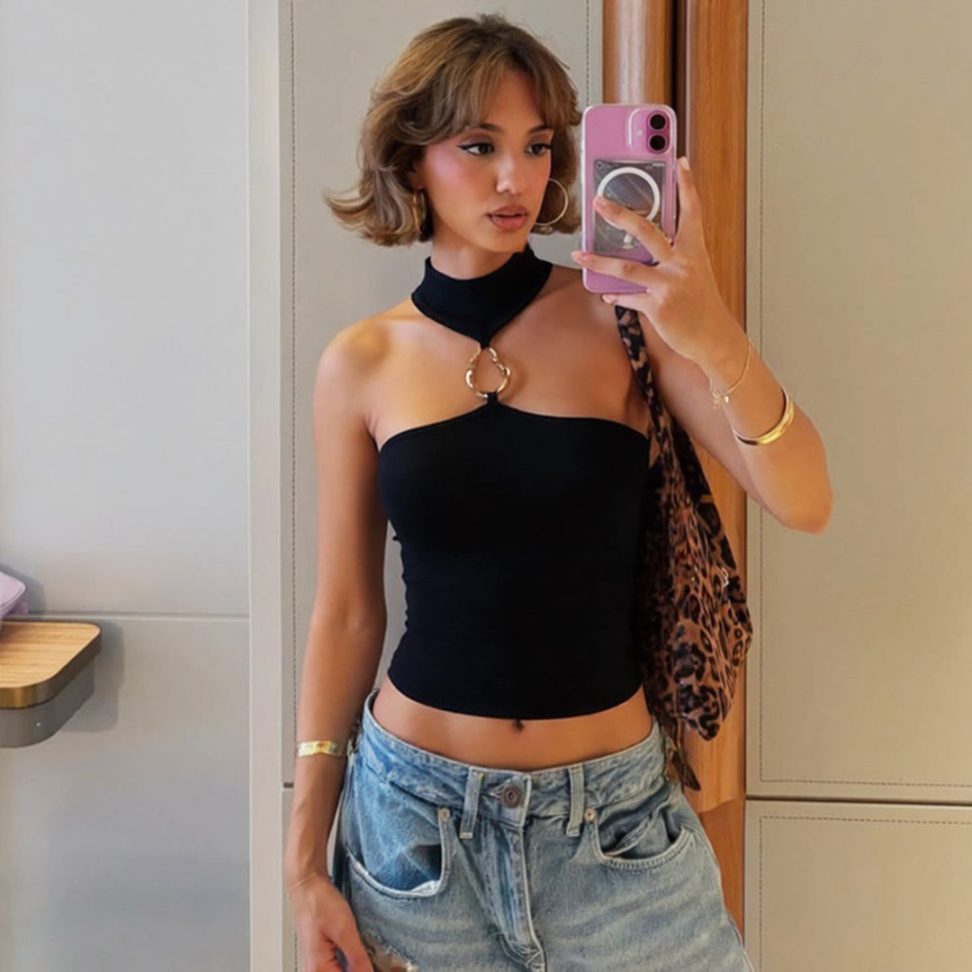 Kvinders sporty crop-top med smagfuld choker og dekorativ detalje Skovae