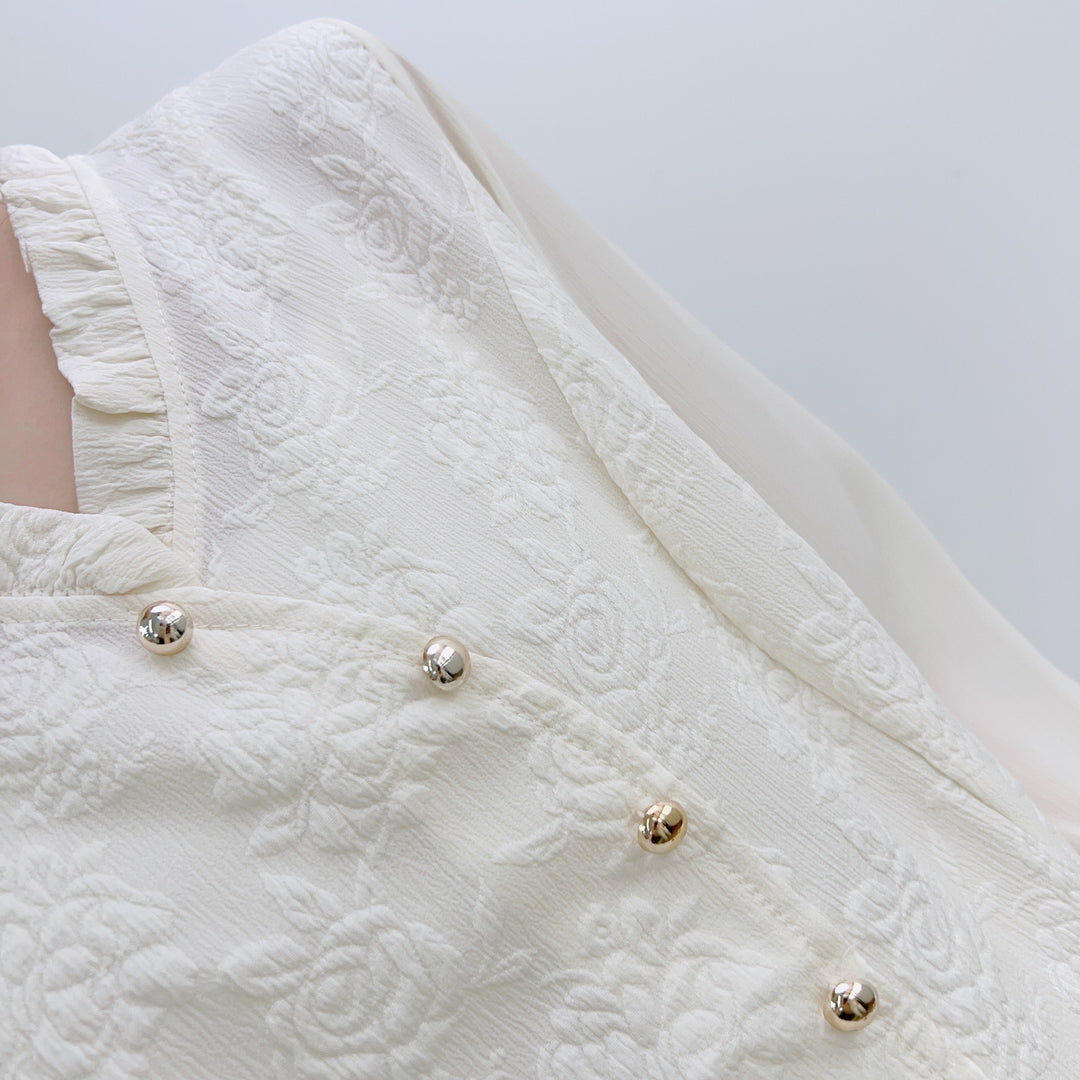 Damebluse med blomsterbroderi og elegante smykkeknapper Stilla